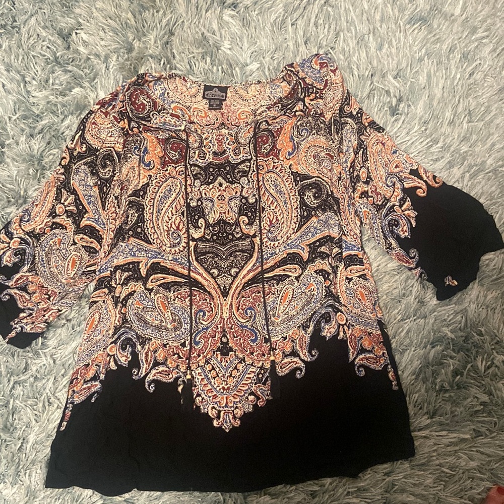 Women’s multicolored long sleeve blouse. Great used condition. Size medium